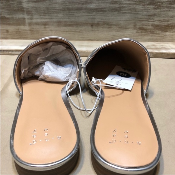 Snazzy Women’s Silver Junebug Mules, NWT’s - Picture 5 of 5